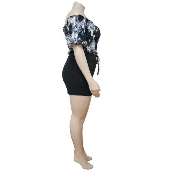 Women Creased Floral Printed Lace-Up Tube Crop Top Defined Waist Shorts Set - Picture 4 of 15